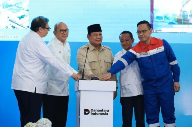 
					Presiden Prabowo bersams sejumlah menteri melakukan groundbreaking 13 proyek hilirisasi deng nilai investasi Rp116 triliun, tersebar di Jawa dan Indonesia Timur. Foto: instagram@presidenrepublikindonesia