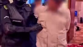 Sejumlah polisi menggerek sebuah rumah hunian di Makkah, menangkap tiga orang WNI, dengan tuduhan menyebarkan iklan haji fiktif lewat online, Rabu 29 April 2026. Foto: instagram@seputarkotaharamain