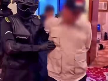 Sejumlah polisi menggerek sebuah rumah hunian di Makkah, menangkap tiga orang WNI, dengan tuduhan menyebarkan iklan haji fiktif lewat online, Rabu 29 April 2026. Foto: instagram@seputarkotaharamain