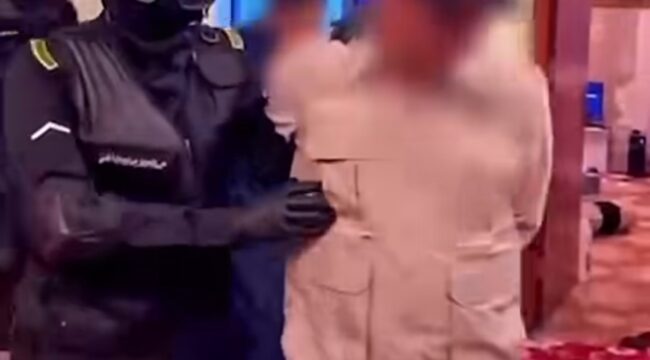 Sejumlah polisi menggerek sebuah rumah hunian di Makkah, menangkap tiga orang WNI, dengan tuduhan menyebarkan iklan haji fiktif lewat online, Rabu 29 April 2026. Foto: instagram@seputarkotaharamain