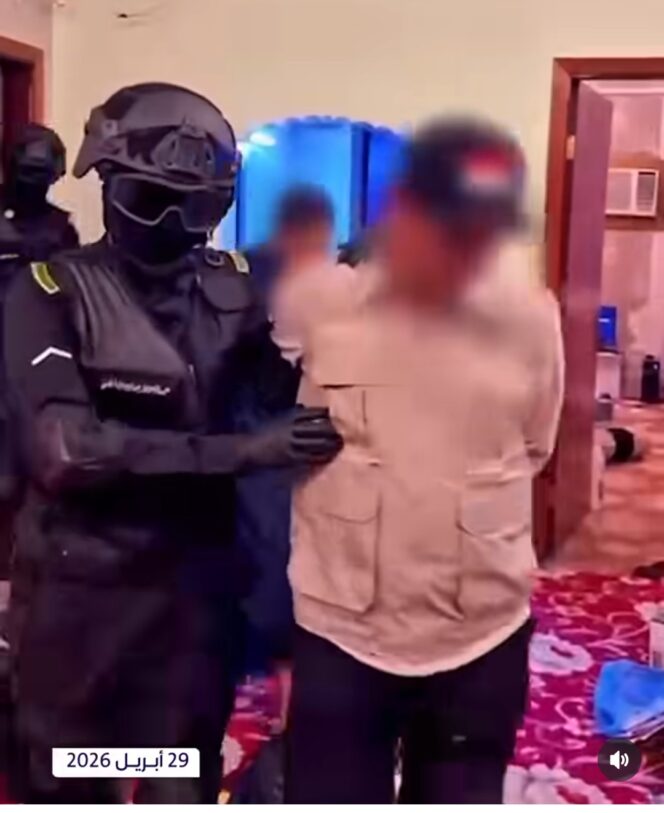 
					Sejumlah polisi menggerek sebuah rumah hunian di Makkah, menangkap tiga orang WNI, dengan tuduhan menyebarkan iklan haji fiktif lewat online, Rabu 29 April 2026. Foto: instagram@seputarkotaharamain