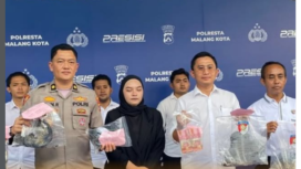 Polresta Malang emnggellar konferensi pers, penungkapan kasus kebakaran gudan rokok Suket Teki. Terungkan, lima penajag gudang senagaj membakar gudsang itu untuk menutupi penggelapan rokomk yang mereka lakukan. FotoL Instagram@infomalangan