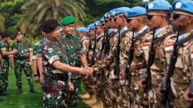  Kepala Staf Angkatan Darat (Kasad) Jenderal TNI Maruli Simanjuntak, M.Sc., mendampingi Panglima TNI Jenderal TNI Agus Subiyanto melepas 1.090 personel Satuan Tugas (Satgas) Kontingen Garuda (KONGA) yang akan melaksanakan misi perdamaian United Nations Interim Force in Lebanon (UNIFIL) di Lebanon Selatan. Upacara pelepasan digelar di Lapangan PRIMA, Markas Besar TNI, Cilangkap, Jakarta Timur, Rabu (9/4/2025). (Foto: TNI AD)