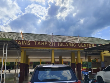 Satu siswaa bernama Muhammad Awil, 15, tahun pelajar SMP Sains Tahfiz Islamic Center di Kabupaten Siak, Riau, saat ujian praktik sains. Foto: antara