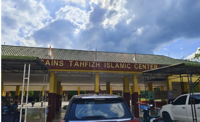 
					Satu siswaa bernama Muhammad Awil, 15, tahun pelajar SMP Sains Tahfiz Islamic Center di Kabupaten Siak, Riau, saat ujian praktik sains. Foto: antara