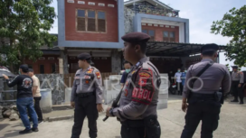 Polisi bersenjata lengkap melakukan penjagaan ketat saat tim KPK melakukan penggeledahan rumah wakil ketua DPRD Jabar, Ono Surono. Ia digeledah karena diduga terlibat kasus ijon APBD Bekasi. Foto: antara