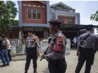 Polisi bersenjata lengkap melakukan penjagaan ketat saat tim KPK melakukan penggeledahan rumah wakil ketua DPRD Jabar, Ono Surono. Ia digeledah karena diduga terlibat kasus ijon APBD Bekasi. Foto: antara