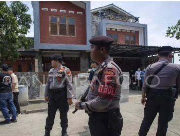 Polisi bersenjata lengkap melakukan penjagaan ketat saat tim KPK melakukan penggeledahan rumah wakil ketua DPRD Jabar, Ono Surono. Ia digeledah karena diduga terlibat kasus ijon APBD Bekasi. Foto: antara