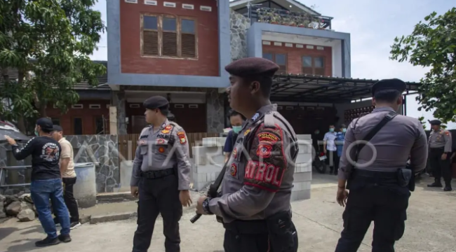 Polisi bersenjata lengkap melakukan penjagaan ketat saat tim KPK melakukan penggeledahan rumah wakil ketua DPRD Jabar, Ono Surono. Ia digeledah karena diduga terlibat kasus ijon APBD Bekasi. Foto: antara