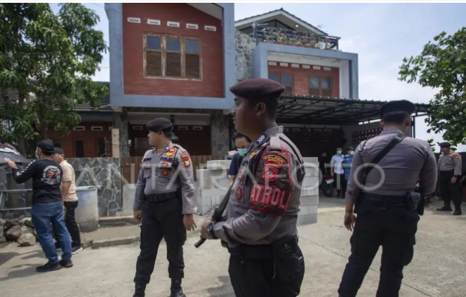 
					Polisi bersenjata lengkap melakukan penjagaan ketat saat tim KPK melakukan penggeledahan rumah wakil ketua DPRD Jabar, Ono Surono. Ia digeledah karena diduga terlibat kasus ijon APBD Bekasi. Foto: antara