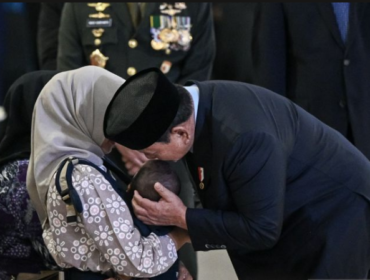 Preside Prabowo Subianto menciup bayi di pangkuan istri, Sersan Kepala Anumerta Muhammad Nur Ichwan. Saat pelepaskan dan penghormatan terakir kepada tiga prjaurit TNI yang gugur di Lebanon, acara dilaksanakan di Bandara Soekarno-Hatta pada 4 April 2026, Sabtu 4 April 2026. Foto: antara