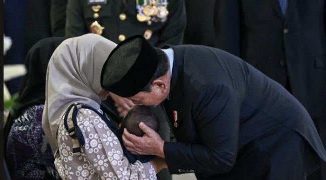 Preside Prabowo Subianto menciup bayi di pangkuan istri, Sersan Kepala Anumerta Muhammad Nur Ichwan. Saat pelepaskan dan penghormatan terakir kepada tiga prjaurit TNI yang gugur di Lebanon, acara dilaksanakan di Bandara Soekarno-Hatta pada 4 April 2026, Sabtu 4 April 2026. Foto: antara