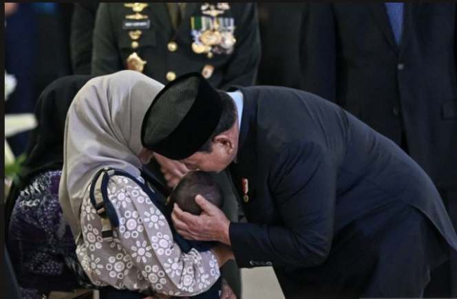 
					Preside Prabowo Subianto menciup bayi di pangkuan istri, Sersan Kepala Anumerta Muhammad Nur Ichwan. Saat pelepaskan dan penghormatan terakir kepada tiga prjaurit TNI yang gugur di Lebanon, acara dilaksanakan di Bandara Soekarno-Hatta pada 4 April 2026, Sabtu 4 April 2026. Foto: antara