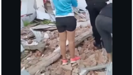 Gedung KONI Sanrio, Manado, Sulawesi Utara, roboh efek dari gempa besar megnetuo 7,6 yang terjadi di wilayah Bitung, pada Kamis sekitar pukul 05.00 WIT, pada kedalaman 69 km. Diminta waspadai terjadi tsunami. Foto: bbcindonesia