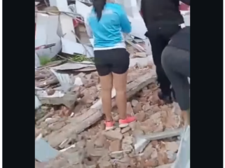 Gedung KONI Sanrio, Manado, Sulawesi Utara, roboh efek dari gempa besar megnetuo 7,6 yang terjadi di wilayah Bitung, pada Kamis sekitar pukul 05.00 WIT, pada kedalaman 69 km. Diminta waspadai terjadi tsunami. Foto: bbcindonesia