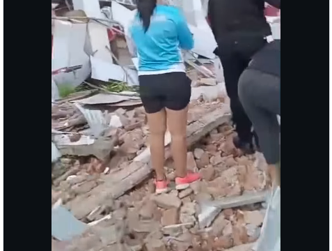 Gedung KONI Sanrio, Manado, Sulawesi Utara, roboh efek dari gempa besar megnetuo 7,6 yang terjadi di wilayah Bitung, pada Kamis sekitar pukul 05.00 WIT, pada kedalaman 69 km. Diminta waspadai terjadi tsunami. Foto: bbcindonesia