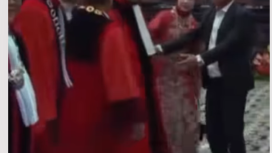 Anwar Usman tampak tubuhnya goyang, seolah hendak ambruk, saay melaksanakan acara purnaw bhakti di gedung MK, Senin sore, 2026. Akan tetapi, sebelu dia ambru sudah dipapah dan dijaga oleh ajudan dan petugas MK. Kondisinya saat ini dinyatakan sudah pulih. Foto: Instagram@bisniscom