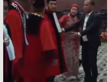 Anwar Usman tampak tubuhnya goyang, seolah hendak ambruk, saay melaksanakan acara purnaw bhakti di gedung MK, Senin sore, 2026. Akan tetapi, sebelu  dia ambru sudah dipapah dan dijaga oleh ajudan dan petugas MK. Kondisinya saat ini dinyatakan sudah pulih. Foto: Instagram@bisniscom