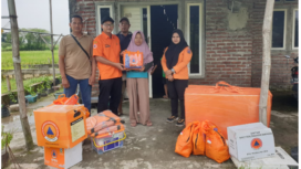 Tidak harus mengunggu lama, Pemkab Jombang melalui BPBD telah meluncurkan bantuan kepada warga korban angin puting beliung di empat desa wilayah Kesamben dan Ploso, Rabu 1 April 2026. Bantuan diberikan kepada warga yang menjadi korban kerusakan akibat bencana,  Selasa 31 Maret 2-026. Foto: jombangkab.go.id