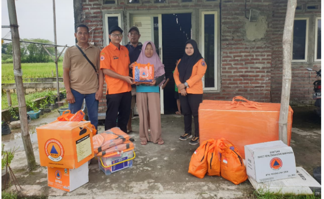 
					Tidak harus mengunggu lama, Pemkab Jombang melalui BPBD telah meluncurkan bantuan kepada warga korban angin puting beliung di empat desa wilayah Kesamben dan Ploso, Rabu 1 April 2026. Bantuan diberikan kepada warga yang menjadi korban kerusakan akibat bencana,  Selasa 31 Maret 2-026. Foto: jombangkab.go.id