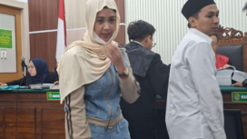 Dony Adi Saputra bersama istri, Nurul Fanisah dihadirkan dalam sidang dakwaan di Pn Surabaya atas kejahatan TPPU kasus Muzamil, Kepala Desa Lembung Gunong, Kecamatan Kokop, akrab disapa 