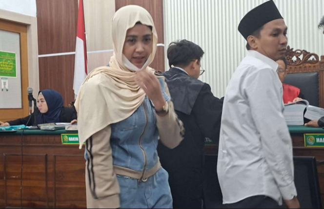 
					Dony Adi Saputra bersama istri, Nurul Fanisah dihadirkan dalam sidang dakwaan di Pn Surabaya atas kejahatan TPPU kasus Muzamil, Kepala Desa Lembung Gunong, Kecamatan Kokop, akrab disapa 