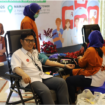 Pemimpin Wilayah PT Pegadaian Kanwil XII Surabaya, Ahmad Zaenudin, turut mendonorkan darahnya pada acara peringatan HUT ke-125 Pegadian Indonesia diselenggarakan di Wilayah XII Surabaya.  Foto: Dok/ Panitai Donor Darah Pegadian Indonesia