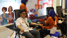 Pemimpin Wilayah PT Pegadaian Kanwil XII Surabaya, Ahmad Zaenudin, turut mendonorkan darahnya pada acara peringatan HUT ke-125 Pegadian Indonesia diselenggarakan di Wilayah XII Surabaya.  Foto: Dok/ Panitai Donor Darah Pegadian Indonesia