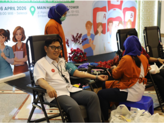 Pemimpin Wilayah PT Pegadaian Kanwil XII Surabaya, Ahmad Zaenudin, turut mendonorkan darahnya pada acara peringatan HUT ke-125 Pegadian Indonesia diselenggarakan di Wilayah XII Surabaya.  Foto: Dok/ Panitai Donor Darah Pegadian Indonesia