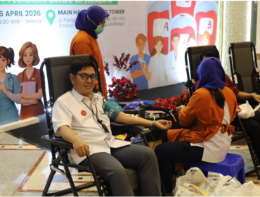 Pemimpin Wilayah PT Pegadaian Kanwil XII Surabaya, Ahmad Zaenudin, turut mendonorkan darahnya pada acara peringatan HUT ke-125 Pegadian Indonesia diselenggarakan di Wilayah XII Surabaya.  Foto: Dok/ Panitai Donor Darah Pegadian Indonesia