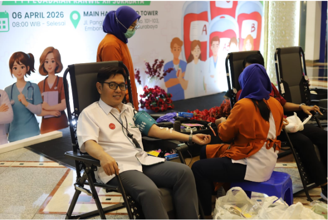 
					Pemimpin Wilayah PT Pegadaian Kanwil XII Surabaya, Ahmad Zaenudin, turut mendonorkan darahnya pada acara peringatan HUT ke-125 Pegadian Indonesia diselenggarakan di Wilayah XII Surabaya.  Foto: Dok/ Panitai Donor Darah Pegadian Indonesia