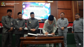 Ketua DPRD Jombang, hadi Atmaji membubuhkan tanda tangan pengesahakan Rancangan Peraturan Daerah (Raperda) tentang Rencana Induk Pembangunan Kepariwisataan Daerah Kabupaten Jombang Tahun 2026–2045. Instagram: dprd_jombang