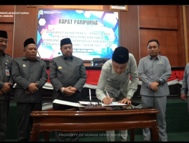 Ketua DPRD Jombang, hadi Atmaji membubuhkan tanda tangan pengesahakan Rancangan Peraturan Daerah (Raperda) tentang Rencana Induk Pembangunan Kepariwisataan Daerah Kabupaten Jombang Tahun 2026–2045. Instagram: dprd_jombang