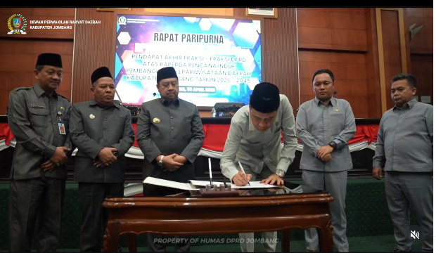 Ketua DPRD Jombang, hadi Atmaji membubuhkan tanda tangan pengesahakan Rancangan Peraturan Daerah (Raperda) tentang Rencana Induk Pembangunan Kepariwisataan Daerah Kabupaten Jombang Tahun 2026–2045. Instagram: dprd_jombang