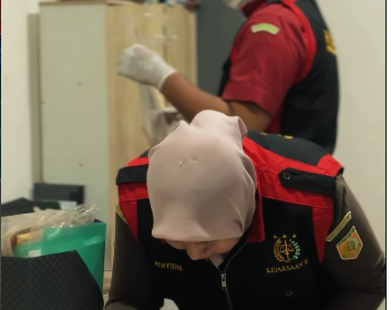 Tim Kejaksaan Negeri Purworejo melakukan tiga kantor milik swasata dan kantor Dinas Olahraga dan Pariwisata Purworejo, terkait dugaan korupsi pembangunan mini zoo senilai Rp 9,6 miliar. Foto: Instagram@kejaripurwaorejo