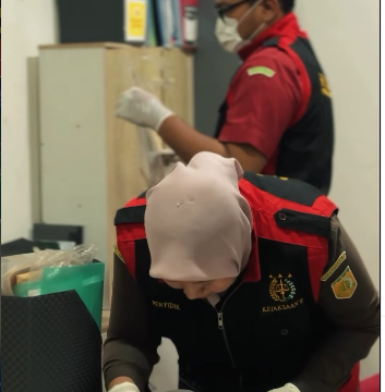 Tim Kejaksaan Negeri Purworejo melakukan tiga kantor milik swasata dan kantor Dinas Olahraga dan Pariwisata Purworejo, terkait dugaan korupsi pembangunan mini zoo senilai Rp 9,6 miliar. Foto: Instagram@kejaripurwaorejo