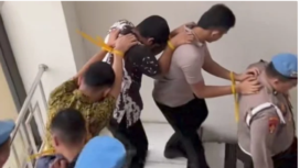 Selesai menjalani sidang etik, para oknum polisi muda anggota Polda Jambi, yang terlibat dalam kasus rudapaksa seorang remaja putri berusia 18 tahun calon polwan, mereka digirin ke tempat tahanan, 7 April 2026. Foto: gelora.co