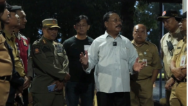 Asisten Pemerintahan dan Kesejahteraan Rakyat Setdakab Jombang, Drs. Purwanto, MKP memimpin operasi pembersihan zona merah di kawasan Jombang agar bebas dari pangkalan pedagang kaki oima (PKL). Operasi dilaksanakan Jumat, 10 April 2026. Foto: Diskominfo Pemkab Jombang