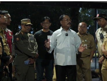 Asisten Pemerintahan dan Kesejahteraan Rakyat Setdakab Jombang, Drs. Purwanto, MKP memimpin operasi pembersihan zona merah di kawasan Jombang agar bebas dari pangkalan pedagang kaki oima (PKL). Operasi dilaksanakan Jumat, 10 April 2026. Foto: Diskominfo Pemkab Jombang