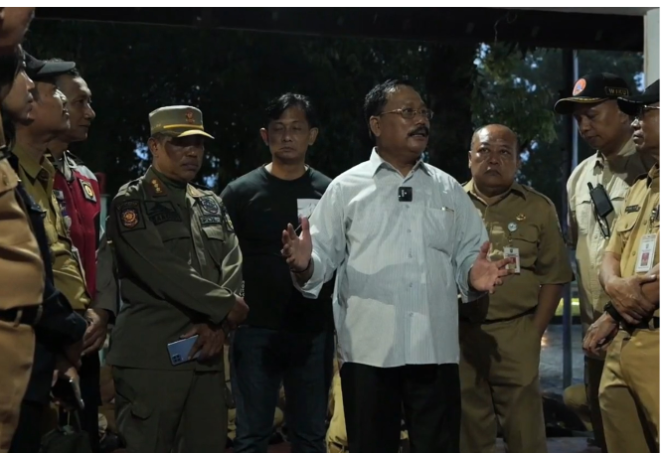 
					Asisten Pemerintahan dan Kesejahteraan Rakyat Setdakab Jombang, Drs. Purwanto, MKP memimpin operasi pembersihan zona merah di kawasan Jombang agar bebas dari pangkalan pedagang kaki oima (PKL). Operasi dilaksanakan Jumat, 10 April 2026. Foto: Diskominfo Pemkab Jombang