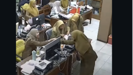 Perempuan ini datang masuk kerja ke kantor  bagian Bagian Protokol dan Komunikasi Pimpinan di Sekretariat Daerah Kabupaten Gresik. Perempuan yang sudah mengenakan pakaian seragam ASN pun menghadap kepala Forkopim, Imam Basuki. Mereka diduga korban penipuan ASN jalur khusus. Foto: Instagram@ajmgroup_ig

