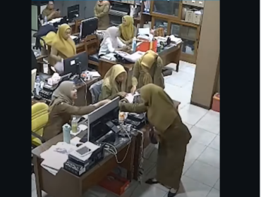 Perempuan ini datang masuk kerja ke kantor  bagian Bagian Protokol dan Komunikasi Pimpinan di Sekretariat Daerah Kabupaten Gresik. Perempuan yang sudah mengenakan pakaian seragam ASN pun menghadap kepala Forkopim, Imam Basuki. Mereka diduga korban penipuan ASN jalur khusus. Foto: Instagram@ajmgroup_ig

