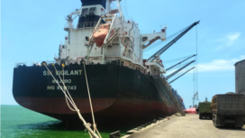 Kapal kargo bermuatan klinker di dermaga Terminal Khusus (Tersus) SIG di Kabupaten Tuban, Jawa Timur. SIG melakukan ekspor perdana 45.000 metrik ton (MT) klinker ke Mauritania yang merupakan tahap pertama dari total 90.000 MT yang akan diekspor ke Mauritania pada 2026. Foto: Istimewa