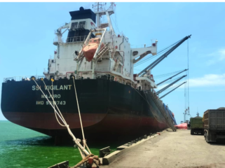Kapal kargo bermuatan klinker di dermaga Terminal Khusus (Tersus) SIG di Kabupaten Tuban, Jawa Timur. SIG melakukan ekspor perdana 45.000 metrik ton (MT) klinker ke Mauritania yang merupakan tahap pertama dari total 90.000 MT yang akan diekspor ke Mauritania pada 2026. Foto: Istimewa
