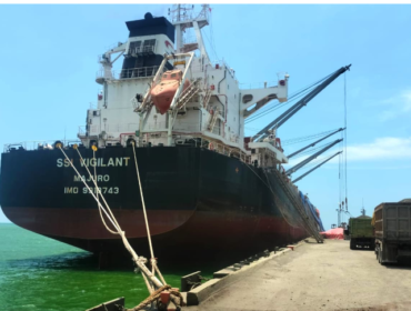 Kapal kargo bermuatan klinker di dermaga Terminal Khusus (Tersus) SIG di Kabupaten Tuban, Jawa Timur. SIG melakukan ekspor perdana 45.000 metrik ton (MT) klinker ke Mauritania yang merupakan tahap pertama dari total 90.000 MT yang akan diekspor ke Mauritania pada 2026. Foto: Istimewa