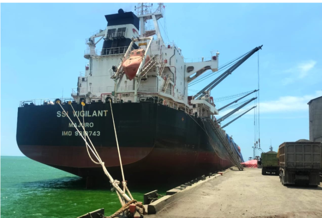 
					Kapal kargo bermuatan klinker di dermaga Terminal Khusus (Tersus) SIG di Kabupaten Tuban, Jawa Timur. SIG melakukan ekspor perdana 45.000 metrik ton (MT) klinker ke Mauritania yang merupakan tahap pertama dari total 90.000 MT yang akan diekspor ke Mauritania pada 2026. Foto: Istimewa