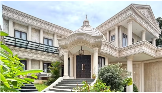 
					Inilah rumah (sitana) pasangan selebriti Anang Hermansyah dan Ashanty di Cinere, yang dijual dengan harga Rp 25 miliar semula dipatok Rp 35 miliar. Foto: griyaproperty