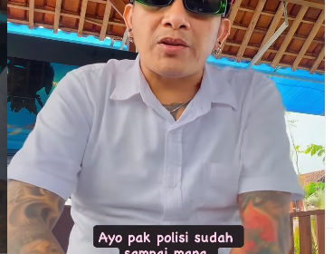Melalui akun Instagram@hoho_alkaf, kades Hoho ungkapkan keluhannya kepada polisi yang ia angga[ lanbat menangani kasus teror bom molotov di rumahnya. Foto: instagram@hoho_alkaf