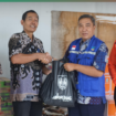 Kadinsos Jombang Agung Hariadi menyerahkan bantuan paket kepada kepala desa Carangrejo, Supriaji, untuk diserahkan kepada warga yang tertimpa musibah banjir, Kamis, 2 April 2026. Foto: jombangkab.go.id