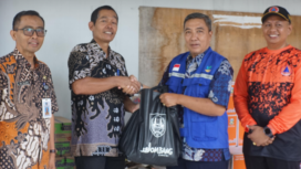 Kadinsos Jombang Agung Hariadi menyerahkan bantuan paket kepada kepala desa Carangrejo, Supriaji, untuk diserahkan kepada warga yang tertimpa musibah banjir, Kamis, 2 April 2026. Foto: jombangkab.go.id